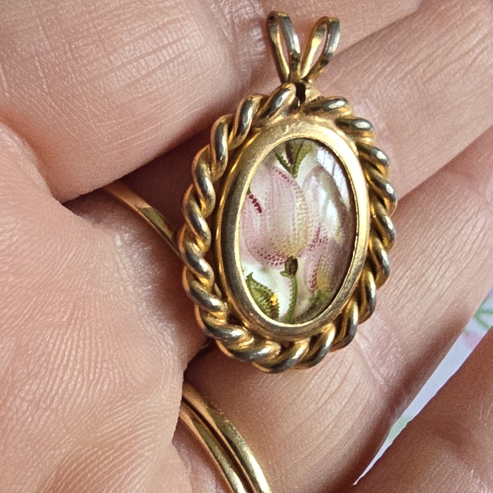 Vintage pastel flowers pendant gold tone tulip spring oval cameo white ceramic - Picture 4 of 11
